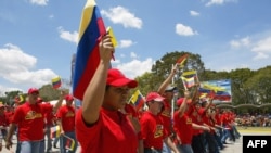 ARCHIVO - Un grupo de venezolanos participa de un desfile durante el acto de celebración del Día de la Bandera en Caracas.