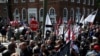 Un grupo de supremacistas blancos participan en un protesta celebrada en Charlottesville, Virginia, el 12 de agosto de 2017.