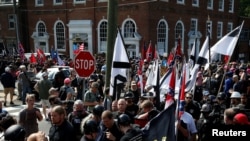 Un grupo de supremacistas blancos participan en un protesta celebrada en Charlottesville, Virginia, el 12 de agosto de 2017.