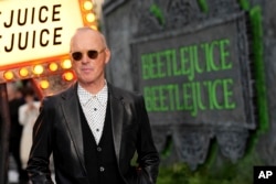 Michael Keaton hadir di acara pemutaran perdana film "Beetlejuice Beetlejuice" di London (Foto: Scott A Garfitt/Invision/AP)