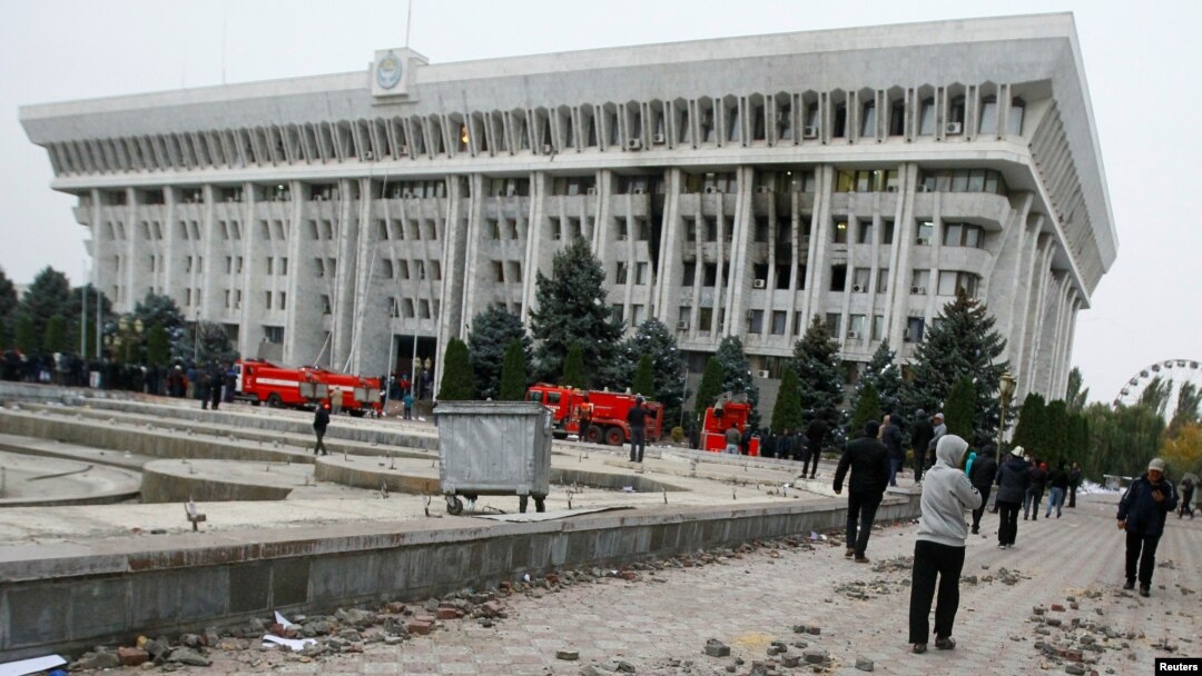 Parlament saylovlaridan bir kun o'tib, Qirg'iziston rahbariyatining idorasi norozi fuqarolar tomonidan vayron qilingan 