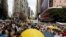 Algunos manifestantes portaban paraguas amarillos, que simbolizan el movimiento pro democracia Occupy Central, durante marcha de protesta en el día del décimo noveno aniversario de la entrega de Hong Kong por parte del Reino Unido a China.