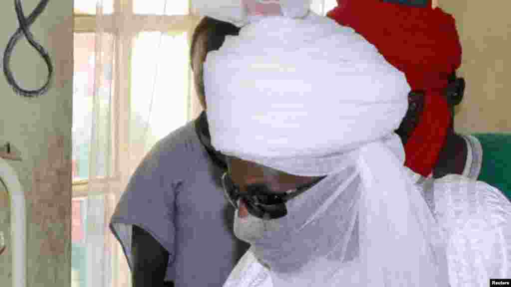 Sarkin Kano Muhammad Sanusi na biyu, ya ziyarci wadanda harin bom din ranar juma&#39;a, ya rutsa dasu, a asibitin Murtala Muhammad, a Kano, 30 ga Nuwamba 2014.