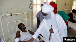 Sarkin Kano Muhammad Sanusi na biyu, ya ziyarci wadanda harin bom din ranar juma'a, ya rutsa dasu, a asibitin Murtala Muhammad, a Kano, 30 ga Nuwamba 2014.