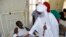 Sarkin Kano Muhammad Sanusi na biyu, ya ziyarci wadanda harin bom din ranar juma'a, ya rutsa dasu, a asibitin Murtala Muhammad, a Kano, 30 ga Nuwamba 2014.