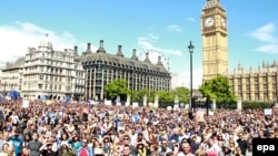 Des milliers de personnes prennent part à une marche, exigeant que la Grande-Bretagne reste membre de l'UE, à Londres, Grande-Bretagne, 2 juillet 2016. epa/ SEAN DEMPSEY