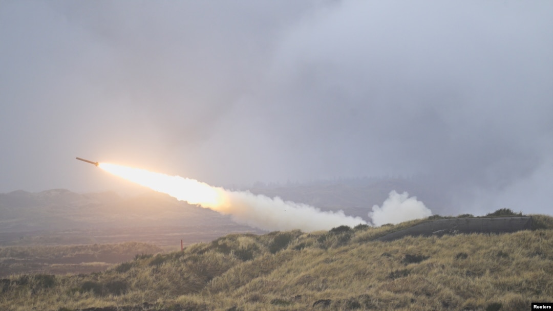 TƯ LIỆU - Phi đạn M142 HIMARS (hệ thống tên lửa pháo binh cơ động cao) trong cuộc tập trận quân sự Dynamic Front do Mỹ dẫn đầu diễn ra tại một khu vực huấn luyện ở Oksbol, Đan Mạch, ngày 30 tháng 3 năm 2023.

