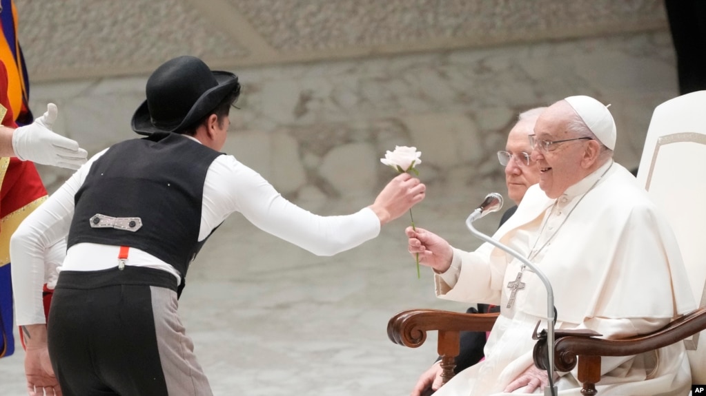 El Papa Francisco disfruta de una broma de un artista de circo durante la audiencia general semanal en el Vaticano, el 15 de enero de 2025