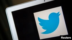 Tadqiqotlarning aniqlashicha, "Twitter" tarmog'ida erkak hamkasblarga qaraganda muxbir xotin-qizlar uch bora ko'proq do'q-po'pisa va haqoratlar bilan yuzlashadi.