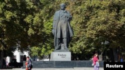 بنای یادبود شاعر اوکراینی «تاراس شوچنکو» در جریان درگیری روسیه و اوکراین در منطقه اشغال شده لوهانسک، اوکراین - ۲۰ سپتامبر ۲۰۲۲ (۲۹ شهریور ۱۴۰۱)