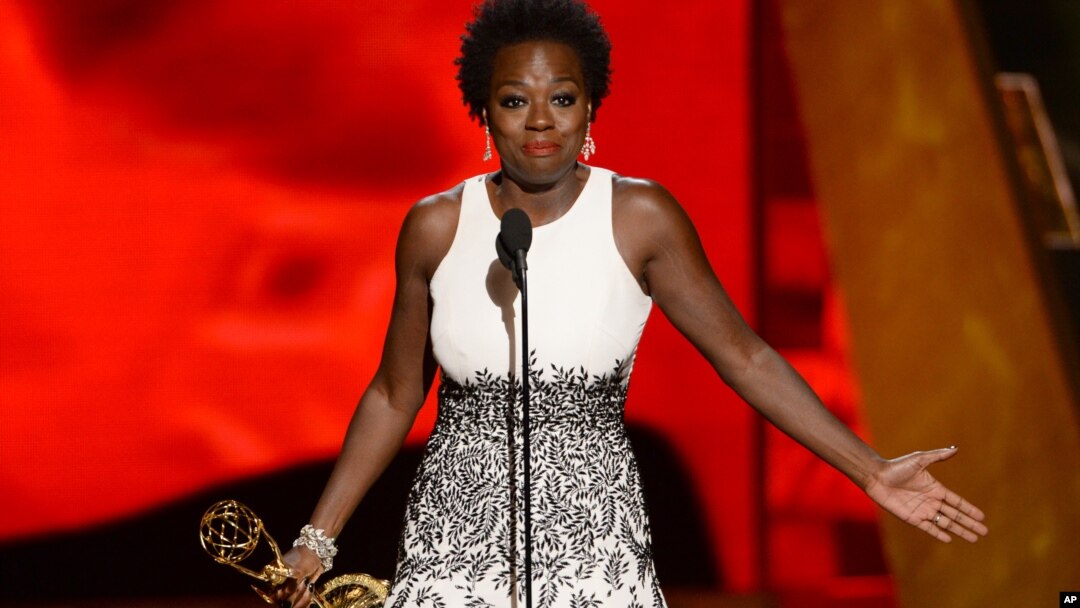 Viola Davis acepta el premio a la mejor actriz en una serie dramática por " “How to Get Away With Murder”.