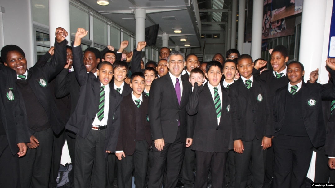 Sadie Khan berkumpul bersama siswa sekolah di kawasan multi entés Tooting, saat berkunjung ke sekolah itu tahun 2011 (Photo courtesy of Ernest Bevin College)