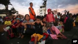 Nạn nhân bão Haiyan ngồi chờ sơ tán tại phi trường Tacloban, miền trung Philippines.