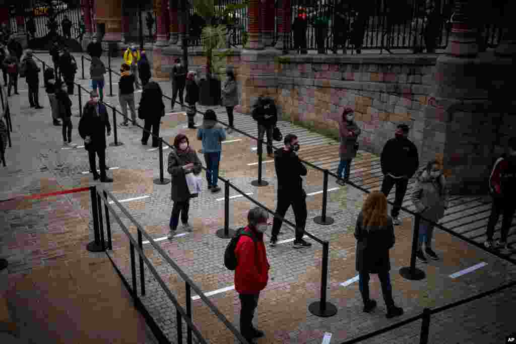 مردم برای آزمایش کرونا در یک صف طولانی در شهر بارسلون اسپانیا. تعداد مبتلایان به کرونا در این کشور به ۱.۶ میلیون رسیده است. 