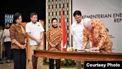 Penandatangan Sales Puchase Agreement antara PT Inalum dengan Freeport McMoran Inc (FCX) , dan Rio Tinto di Kementerian ESDM, Jakarta, Kamis sore (27/9). (Foto: courtesy)