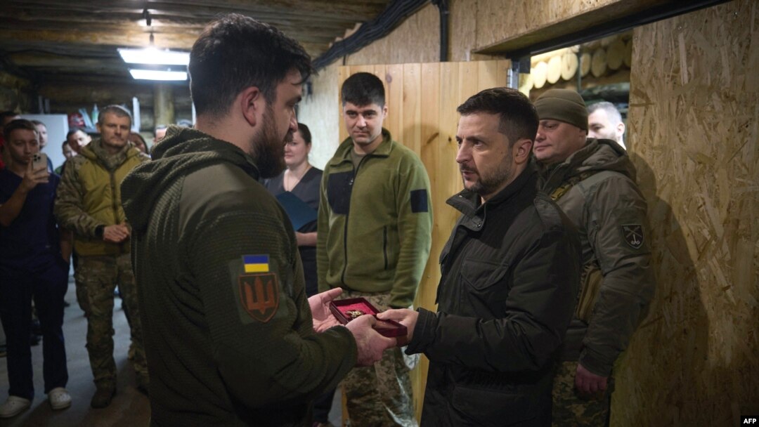 Volodymyr Zelensky oo la taagan askar ka qeybgashay dagaalka.
