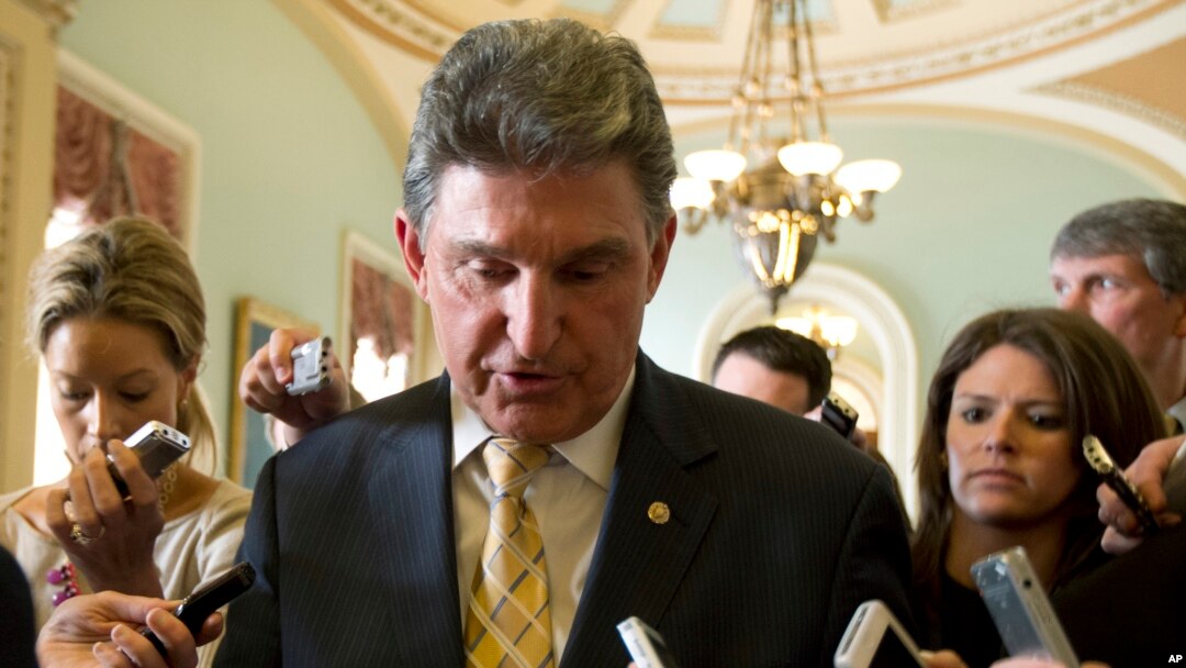 Senator Partai Demokrat Joe Manchin memberikan penjelasan kepada media di Gedung Kongres AS (9/4). 