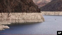 نوار سفید، فرونشستن سطح آب را در دریای کلورادو نشان می دهد