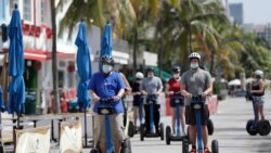 Grupa turista vozi segveje po slavnom šetalištu na Saut Biču u Majamiju Ocean Drive, 4. jula 2020.