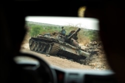 Sebuah tank yang hancur di sisi jalan selatan Humera, Tigray barat yang dianeksasi oleh wilayah Amhara di tengah konflik di Ethiopia, 1 Mei 2021. (AP)