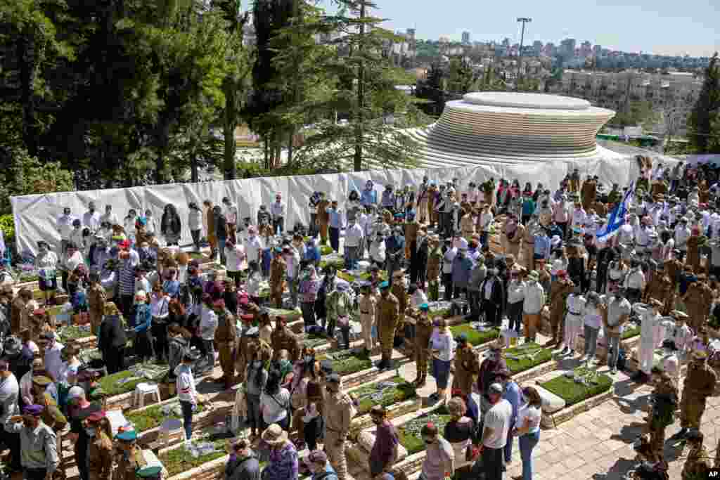 در روز یادبود سربازان کشته شده در جنگ و قربانیان حملات، صدها نظامی و غیرنظامی اسرائیلی برای ادای احترام به آنها در یک گورستان نظامی در اورشلیم گرد آمده‌اند.