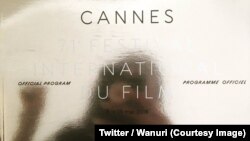 La jeune réalisatrice Wanuri Kahiu affiche l’annonce de la présentation de son film Raifiki à Cannes, 8 mai 2018. (Twitter/Wanuri)