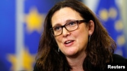 Kepala perdagangan Uni Eropa Cecilia Malmstrom berbicara di Brussels, Belgia.