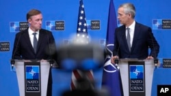 Генеральный секретарь НАТО Йенс Столтенберг (справа) и советник по национальной безопасности США Джейк Салливан выступают на пресс-конференции в штаб-квартире НАТО в Брюсселе, 7 февраля 2024 года.