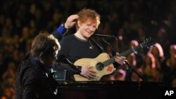 Elton John (kiri) dan Ed Sheeran saat tampil di atas panggung \Grammy Awards ke-55 di Los Angeles, 10 Februari 2013. (John Shearer/Invision/AP)