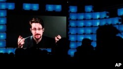 En esta fotografía del 4 de noviembre de 2019, el excontratista de la Agencia de Seguridad Nacional de EE. UU. Edward Snowden, se dirige a asistentes a través de un enlace de video en la conferencia de tecnología Web Summit en Lisboa, Portugal.