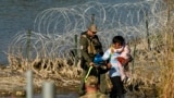 한 중남미 이주자가 어린 자녀들을 동반한 채 미 남부 텍사스주 엘파소의 국경을 넘어오고 있다. (자료사진) 