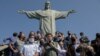 El ministro de Medio Ambiente de Brasil, Ricardo Salles (C), durante el día de reapertura de atracciones turísticas, en la estatua del Cristo Redentor, en el Cerro Corcovado, Río de Janeiro, Brasil, el 15 de agosto de 2020.