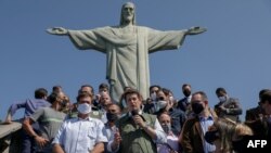 El ministro de Medio Ambiente de Brasil, Ricardo Salles (C), durante el día de reapertura de atracciones turísticas, en la estatua del Cristo Redentor, en el Cerro Corcovado, Río de Janeiro, Brasil, el 15 de agosto de 2020.