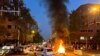 资料照片：2022年9月19日，因玛莎·阿米尼之死在德黑兰举行的一次抗议活动中，一辆警察摩托车被点着在燃烧。（路透社照片）