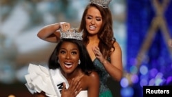 Nia Imani Franklin, dari New York (depan) memenangkan gelar "Miss America 2019" pada acara di Atlantic City, New Jersey, Minggu malam 9 September 2018. 