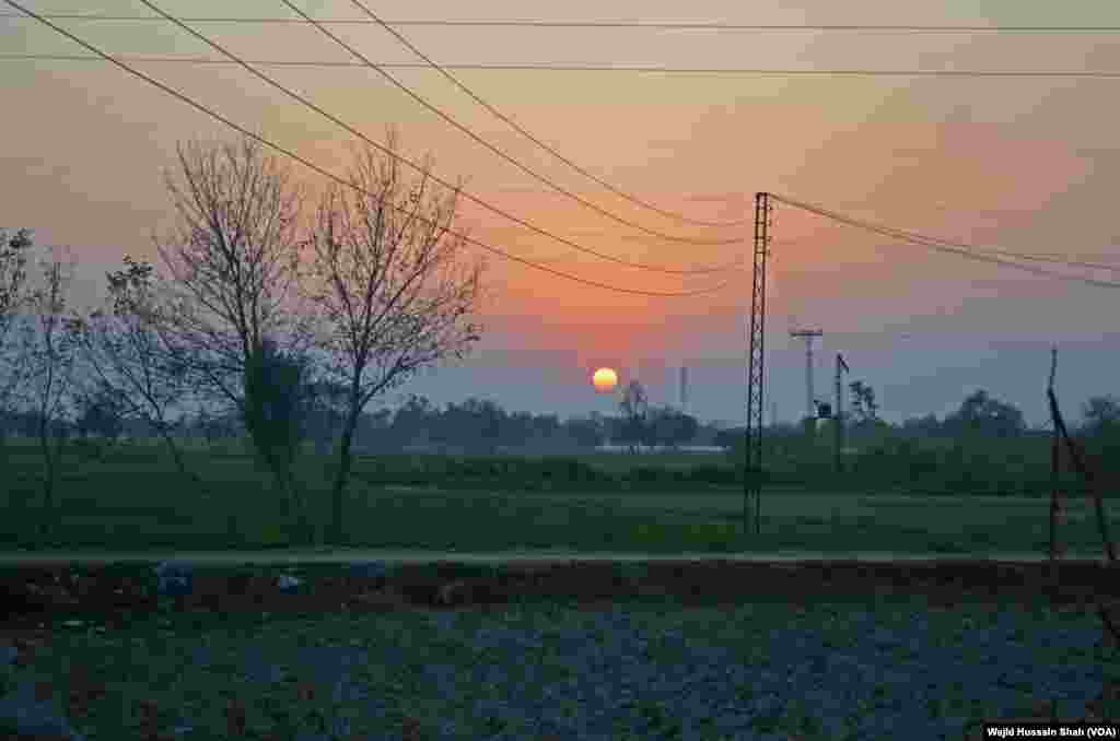 گاؤں میں سورج غروب ہونے کا ایک حسین منظر۔