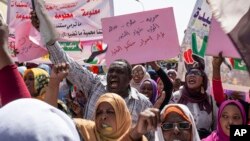 Demonstran Sudan membawa spanduk yang berbunyi: kemerdekaan, keadilan, perdamaian dan revolusi adalah pilihan rakyat dalam aksi protes di Khartoum. 