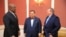 Le président de la RDC Félix Tshisekedi (à g.) discute avec l'envoyé spécial des Etats-Unis pour les Grands lacs Peter Pham (c) et l'ambassadeur américain en RDC Mike Hammer à Kinshasa, 13 février 2020. (Facebook/Présidence RDC)