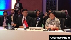 Menlu Retno Marsudi dan Menkopolhukam Wiranto mengikuti pertemuan APSC Council di Manila hari Minggu (12/11). (Foto courtesy: Kemlu RI)