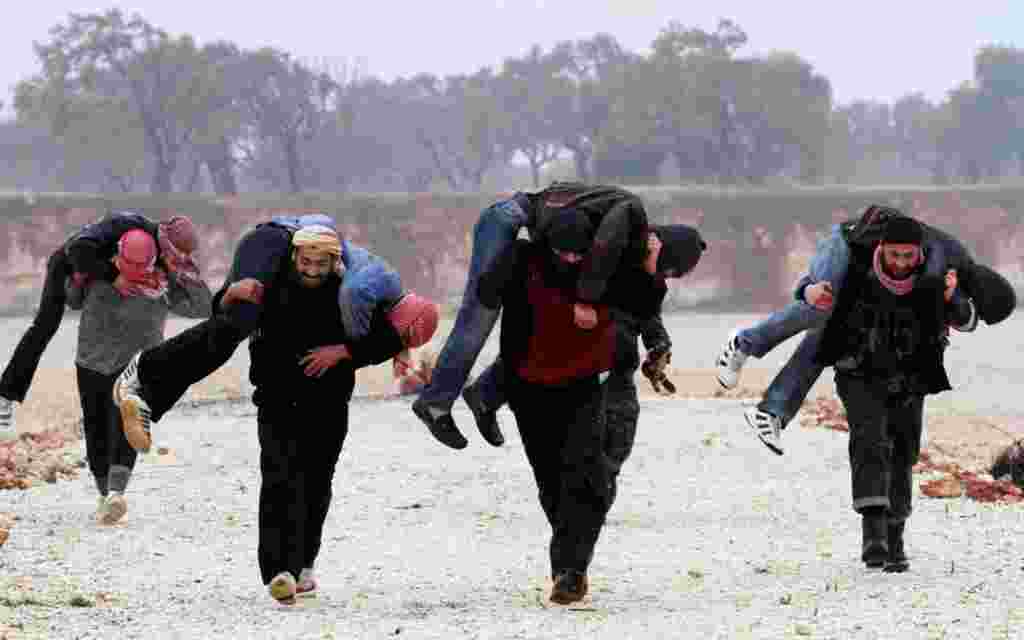 Anggota Tentara Pembebasan Suriah (Free Syrian Army) berlatih di luar Idlib, 8 Februari (AP).