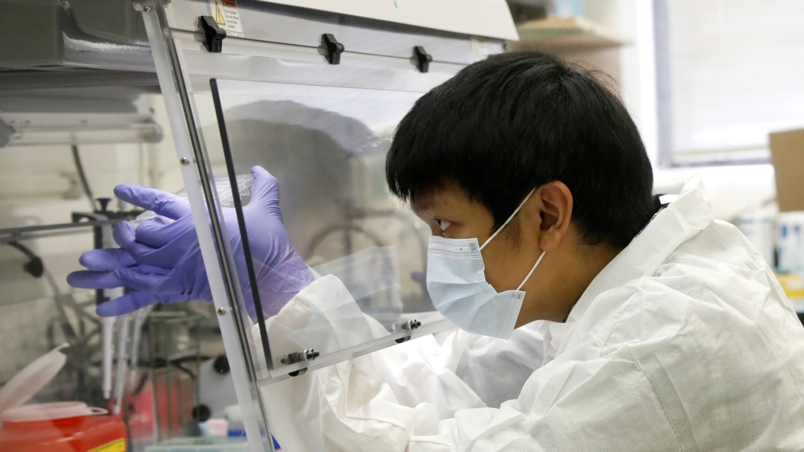 A scientist works in a lab testing COVID-19 samples at New York City's health department, during the outbreak of the coronavirus disease (COVID-19) in New York City, New York U.S., April 23, 2020. (Reuters/Brendan McDermid)