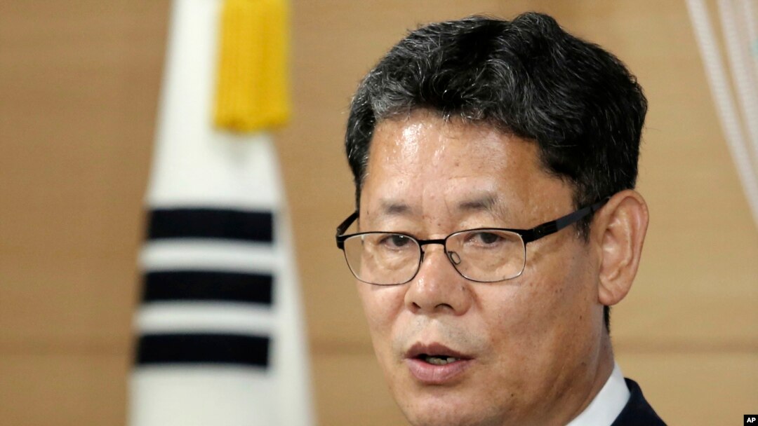 Menteri Unifikasi Korea Selatan Kim Yeon-chul saat mengumumkan rencana pengiriman 50 ribu ton bantuan beras ke Korea Utara, di Seoul, Korea Selatan, 19 Juni 2019.