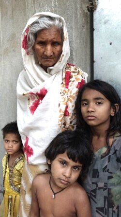 Some Rohingya children and an old woman outside a Rohingya refugee camp at a village in the eastern Indian state of West Bengal.(VOA/Shaikh Azizur Rahman)