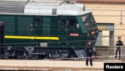 Policías chinos vigilan un tren en la estación de Beijing, el martes 27 de marzo, de 2018.