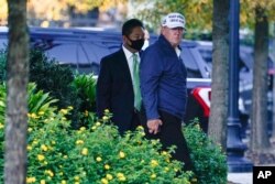 도널드 트럼프 미국 대통령이 7일 워싱턴 인근 버지니아주의 본인 소유 골프장에서 골프를 친 후 백악관으로 복귀하고 있다.