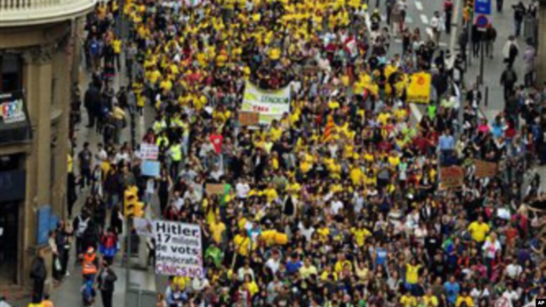 Studenti u Španiji se pridružili protestu prosvetnih radnika protiv smanjenja budžeta za školstvo, Barselona 22. maj 2012.