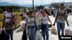 Wasu 'yan Venezuela rike da yakan da suka sawo daga Colombia