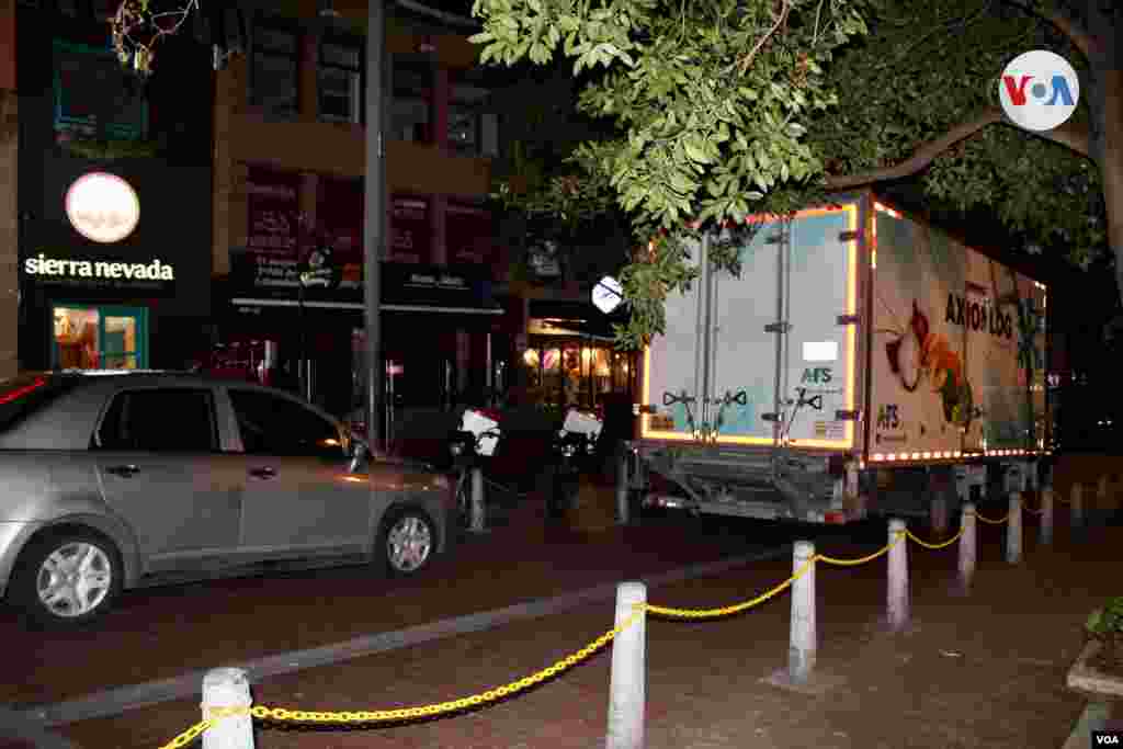 Desde una sede del restaurante Sierra Nevada, en Bogotá, sale el camión que transporta los alimentos.