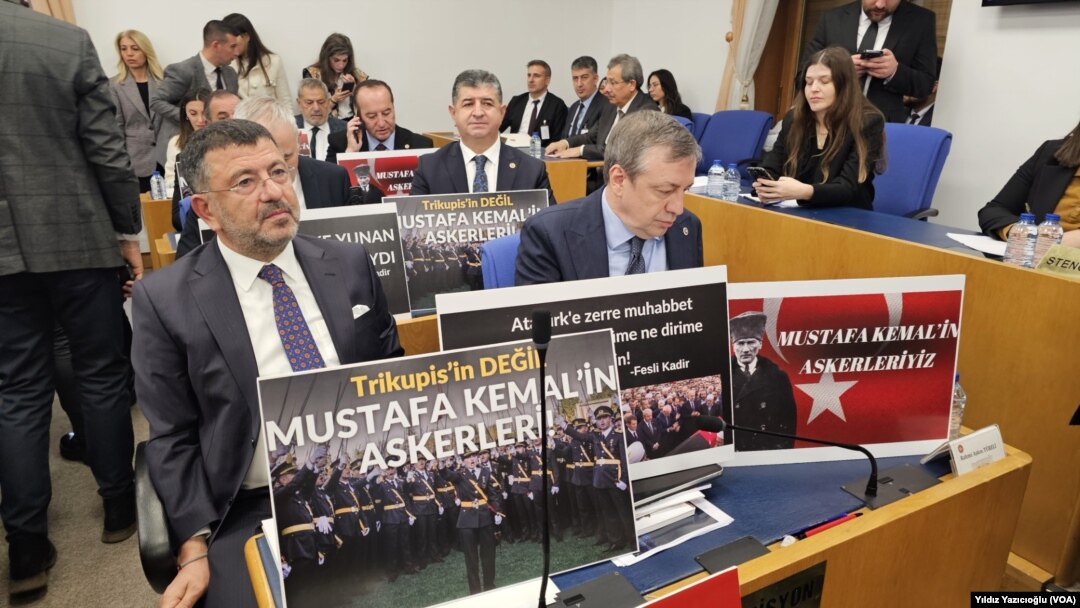 CHP grubu komisyonda masalarına, "Mustafa Kemal'in Askerleriyiz" yazılı pankartlar koydu.