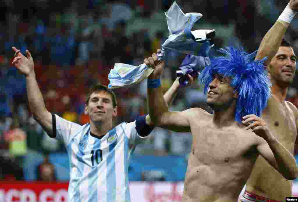 Argentina's Lionel Messi (L) and his teammate Pablo Zabaleta celebrate winning their 2014 World Cup semi-finals against the Netherlands in Sao Paulo July 9, 2014.